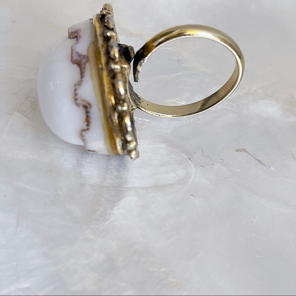 Vtg Gold Tone White Faux Agate Oval Statement Ring - Picture 10 of 11